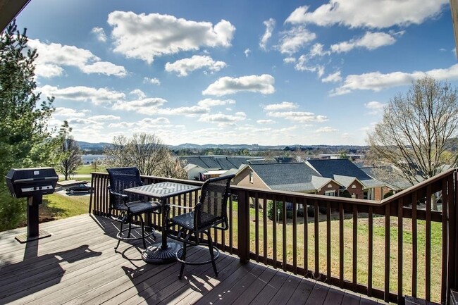 Building Photo - 1801 Brentwood Pointe