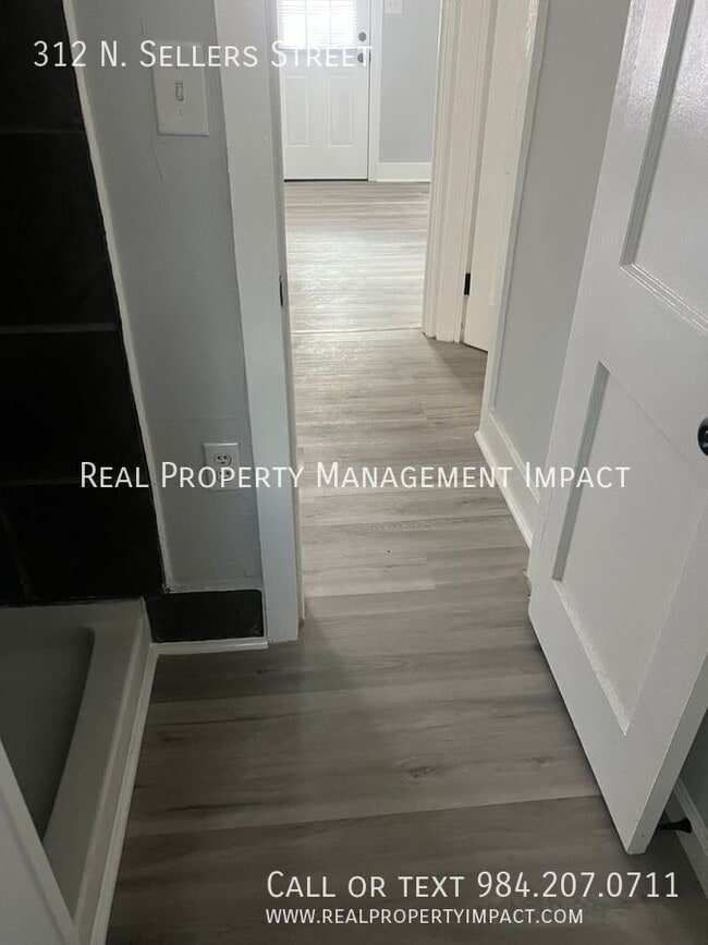 Building Photo - 312 N Sellers St