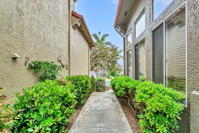 Building Photo - Beautiful 3 Bedroom/2.5 bath  detached hom...