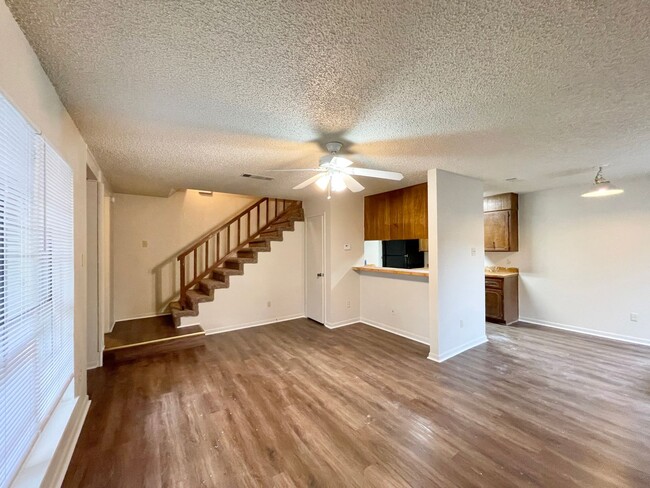 Building Photo - 3004 Chaucer Dr