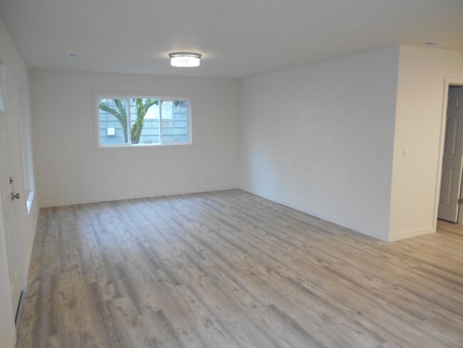 Building Photo - Completely Remodeled Home in Vibrant Sellw...