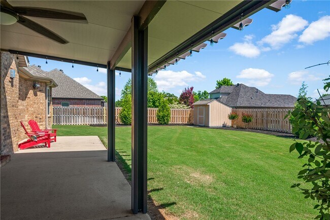 Building Photo - 3802 NE Oaktrace Ave