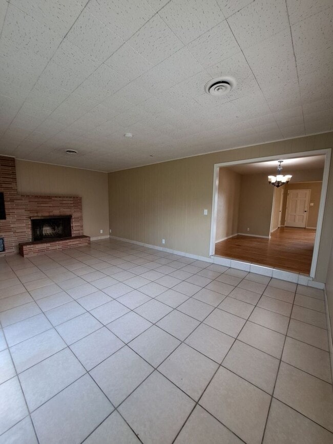 Building Photo - Single-Level 2BR Apartment with Garage in Fresno!