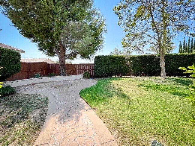 Building Photo - MUST SEE! Beautiful 3 bedroom + Loft + Office Space (or convert to 4th bedroom) + Large Backyard ...