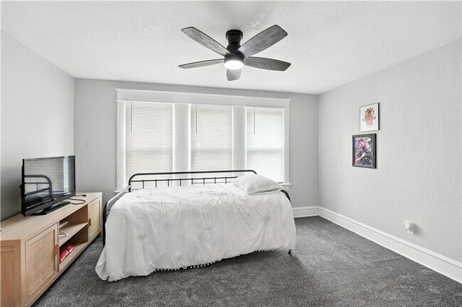 Building Photo - Great 2 bedroom 2 FULL bathrooms remodeled...