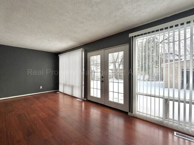 Building Photo - Beautiful Mid-Century 3 Bedroom Steps from Detroit Golf Club!