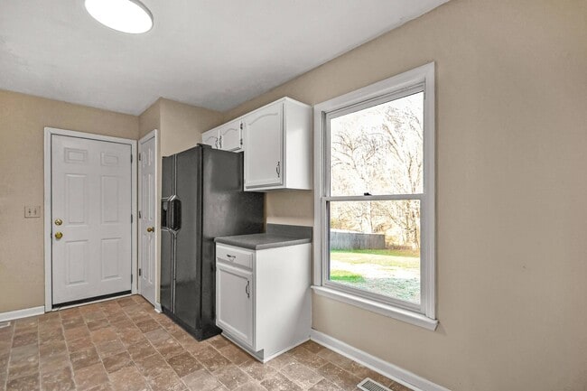 Building Photo - Ranch Home on Creek Lot!