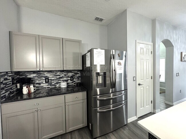 Building Photo - 736 Kildrummy Dr