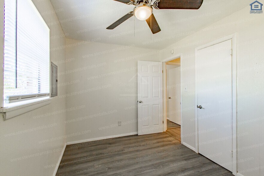 Building Photo - 717 SW Ranch Oak Blvd