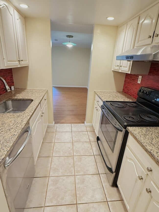 Building Photo - 2 Level, 2 Bedroom Hidden Gem in Dupont!