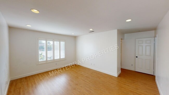 Building Photo - Beautiful 3 Bedroom Home