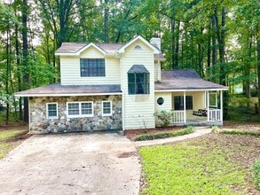 Building Photo - Welcome to the Charming 4 Bedroom/3 Bath w...