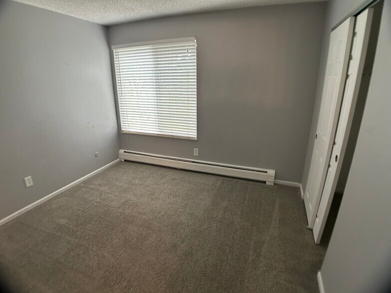Building Photo - 1400 Golden Cir