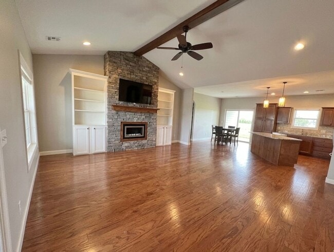 Building Photo - Executive Style Home in Grand Mere