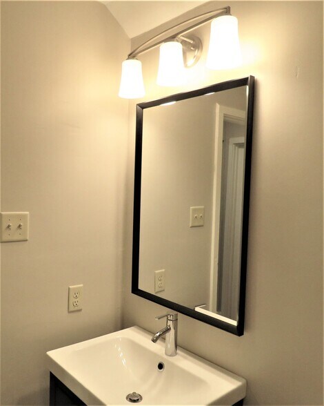 Building Photo - 509 E 7th St