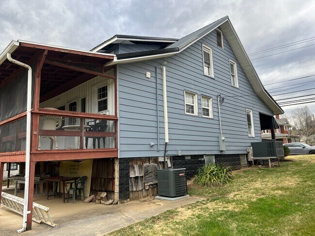 Building Photo - 1414 W Main St