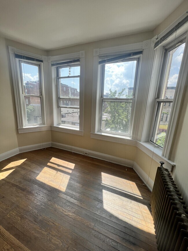 Building Photo - 2315 N Charles St