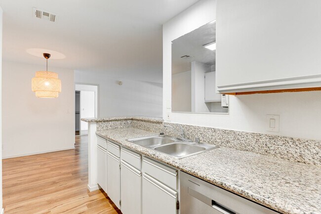 Building Photo - GUARD GATED 2 BEDROOM CONDO!