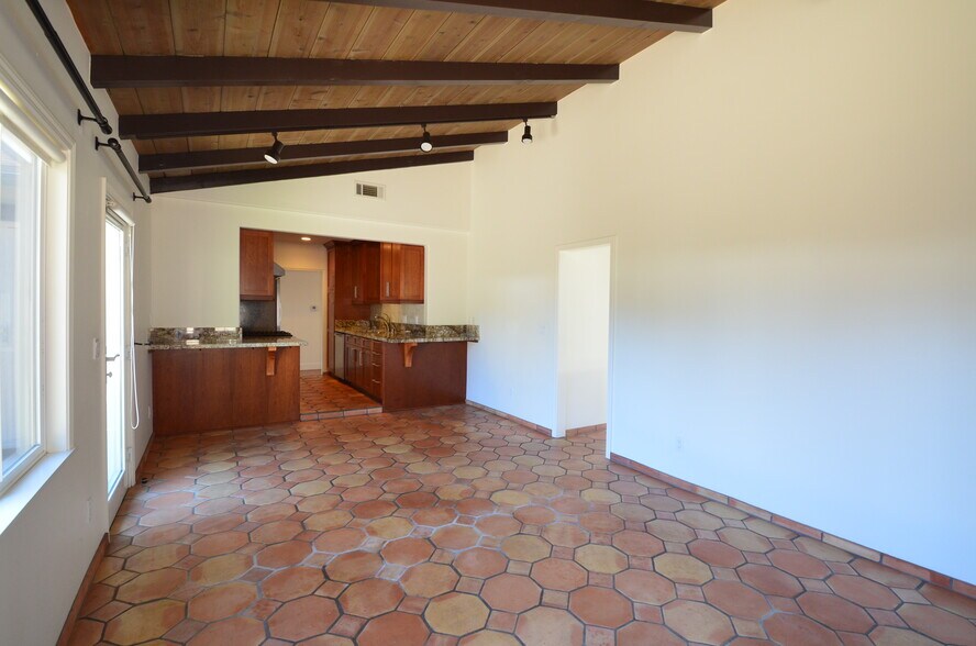 Building Photo - 7033 Draper Ave