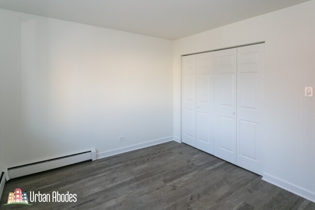 Building Photo - 6211 N Kenmore Ave