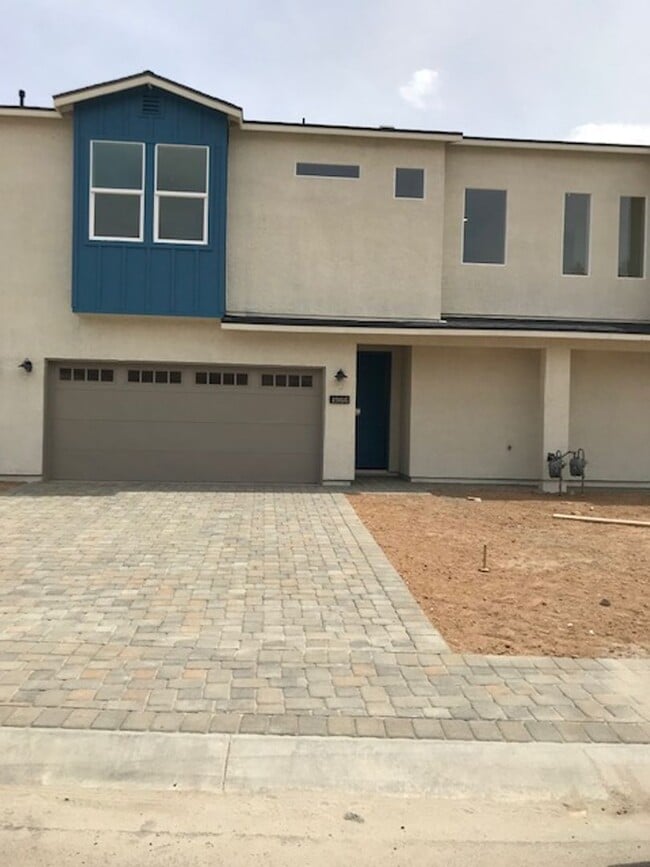 Building Photo - 3 bed 2 1/2 bath townhome in gated communi...