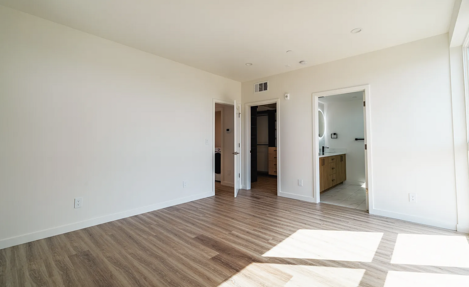 Building Photo - 2555 Thurman Ave