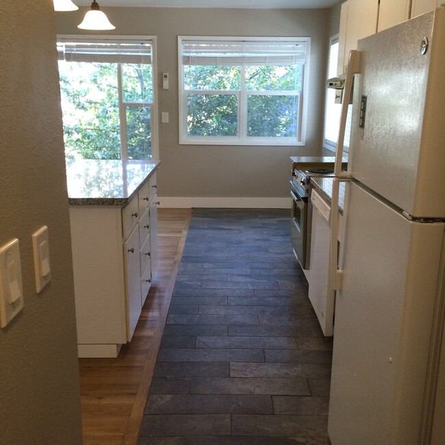 Building Photo - Super cute top level 1 bed w/ washer/dryer...
