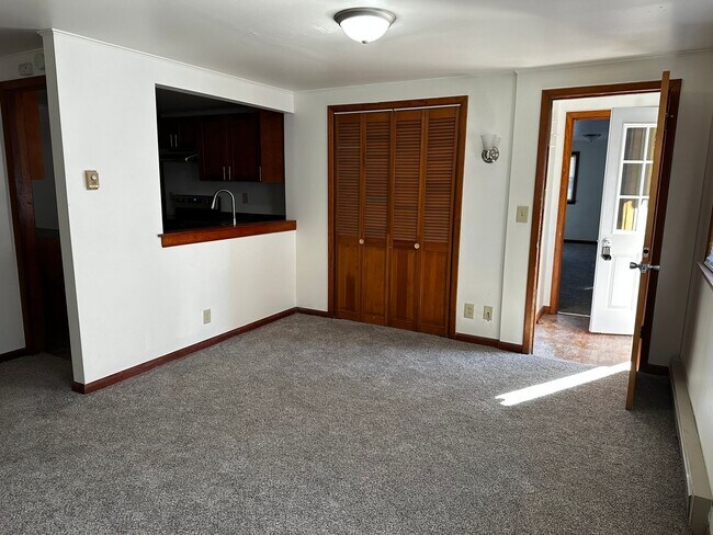 Building Photo - Pet Friendly 2 Bedroom in Delavan with Lar...