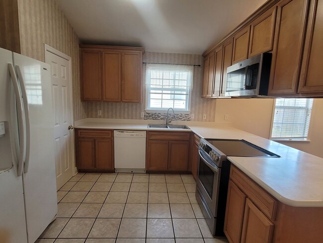 Building Photo - MODERN 3/2 w/ Garage, Spa Tub, Wood Floors...