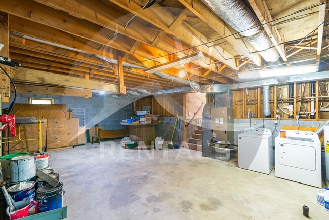 Building Photo - Beautifully remodeled 4 bedroom 2 bath home in Sylva available for year-long lease $2000 a month