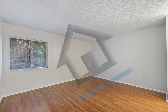 Building Photo - Spacious 2 bedroom 1.5 Bath Now Available - Pine Hills