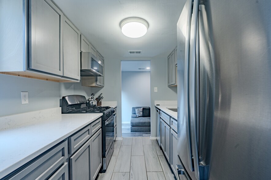 Galley kitchen - 2395 Yarmouth Ct