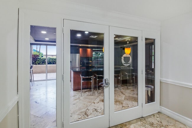 Building Photo - 520 SE 5 Ave