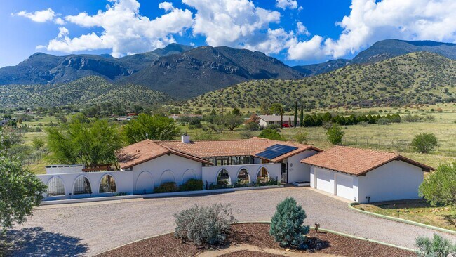 Building Photo - Mountain Views