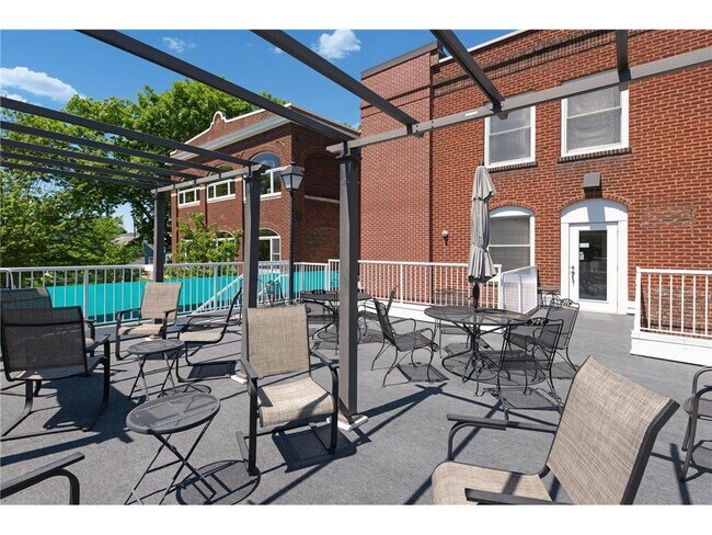 Building Photo - 2040 Como Ave