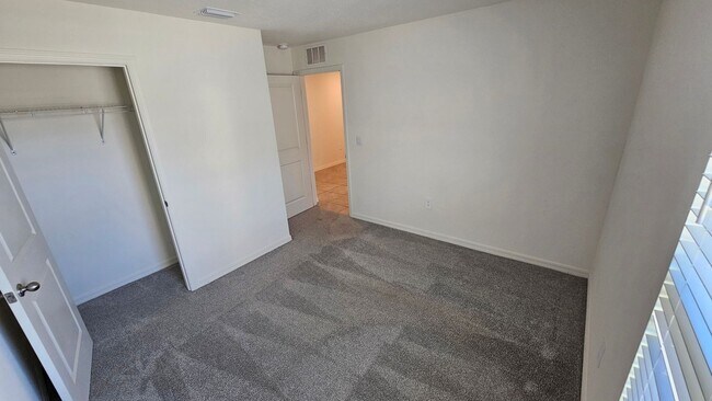 Building Photo - Spacious 4BR Golf Course Home in Beverly H...