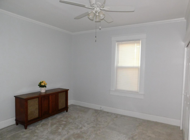 Building Photo - Large Main Floor 2Bd/1Bth Unit in Gorgeous...