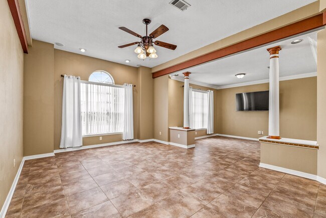 Building Photo - 4/2 Cantonment Property in Kings Road Neighborhood