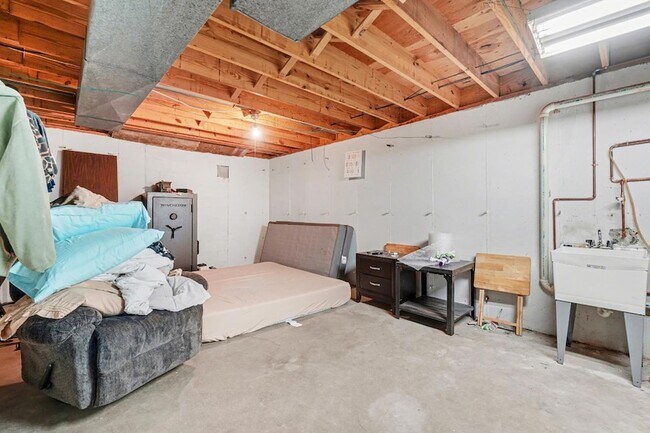 Building Photo - 24981 State Line Rd