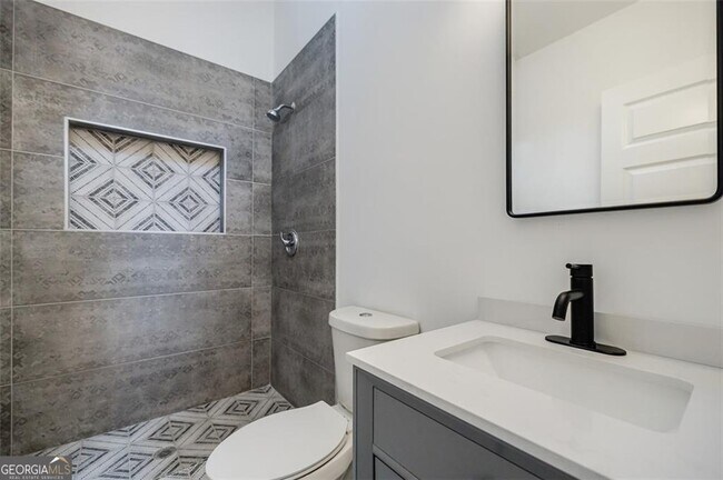 Building Photo - 2749 Memorial Dr SE