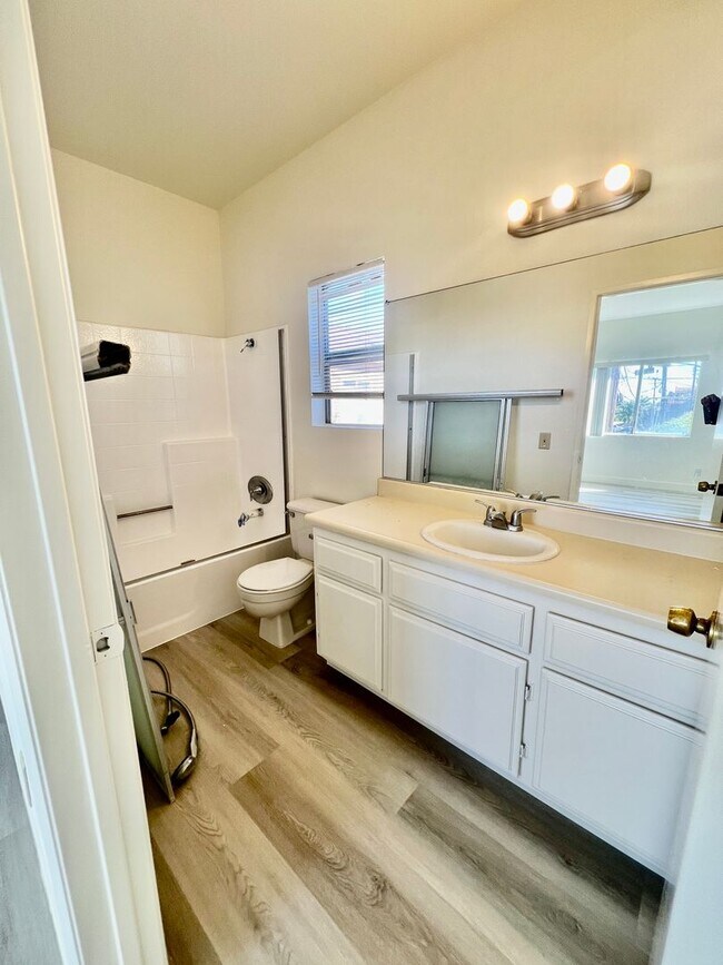 Building Photo - 702 Jay Cir