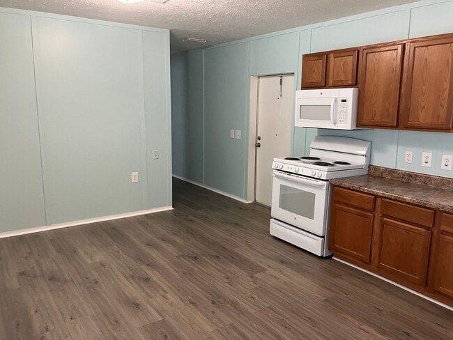 Building Photo - Single wide trailer on block foundation - ...