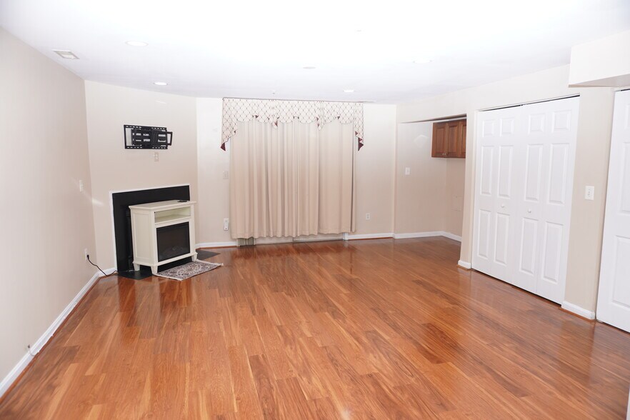 Building Photo - 8381 Township Dr