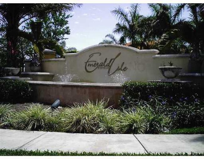 Building Photo - EMERALD ISLE AT LAGUNA LAKES CONDO