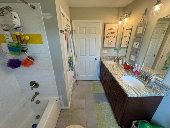Building Photo - Beautiful 4 Bedroom Colonial