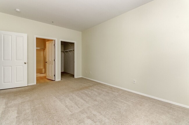 Building Photo - Low maintenance condo living in DuPont