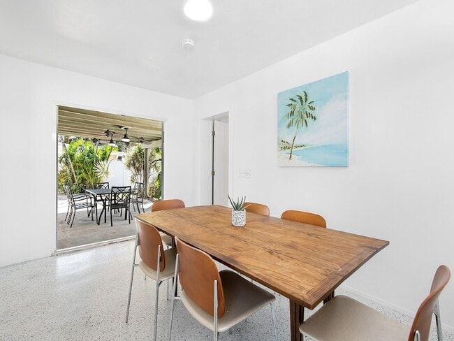 Building Photo - 413 NE 25th Ave