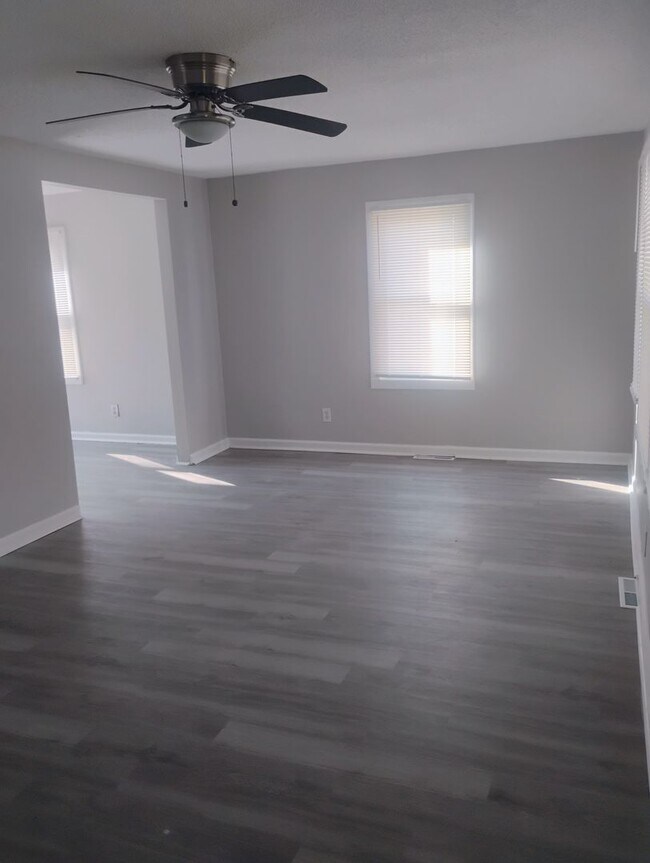 Building Photo - Cozy 2BR Home in KC Northland – Fully Fenced Yard & Fresh Updates