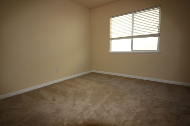 Building Photo - Spacious Home in SW Santa Rosa