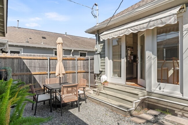 Building Photo - 1002 W Cottage St